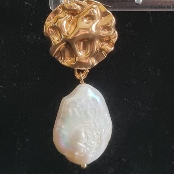 Vergulde oorbellen met dikke zoetwaterparel