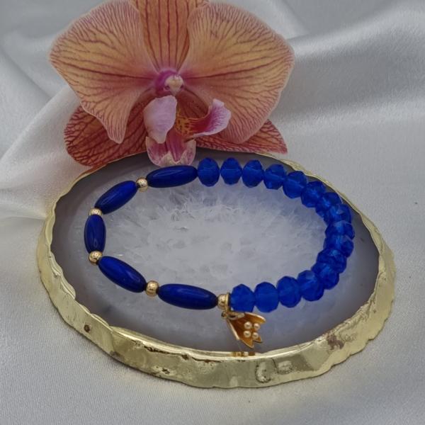 Handgemaakte armband met vergulde bedel - koningsblauw