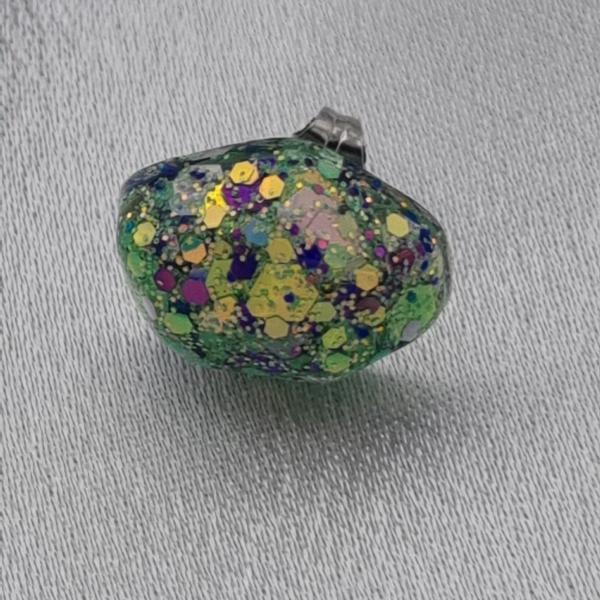 Handgemaakte epoxy oorstekers 'kiezel' - mint glitter