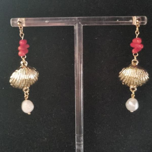 Statement oorbellen 'schelp' met bamboekoraal en zoetwaterparels