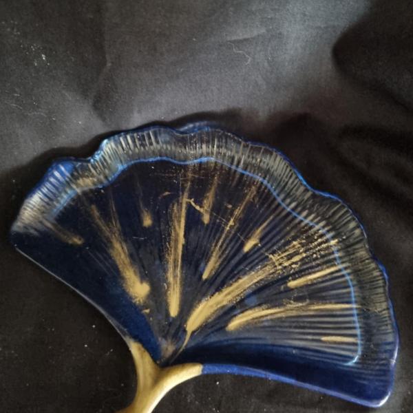 Uniek epoxy schaaltje ‘Ginkgo’ blauw + 2 amberblokjes