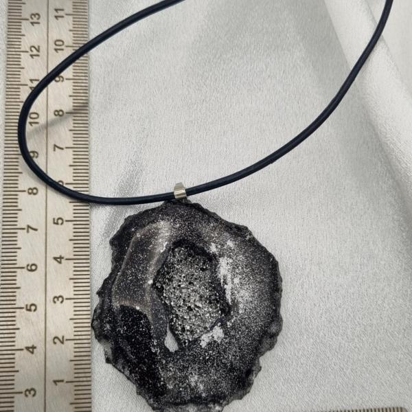 Handgemaakte ketting en epoxy hanger 'geode'