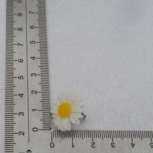 Handgemaakte epoxy oorstekers 'madeliefje'- geel