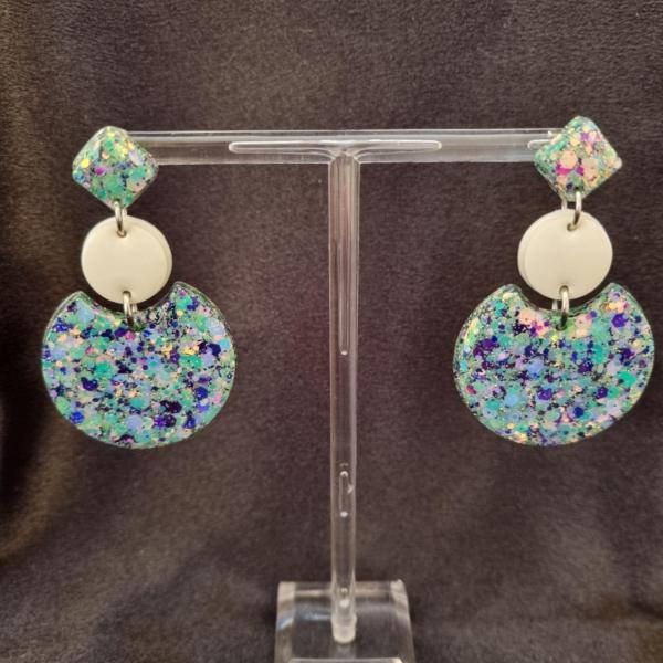 Epoxy oorbellen ‘stijlvol’ – glitter mint/lila