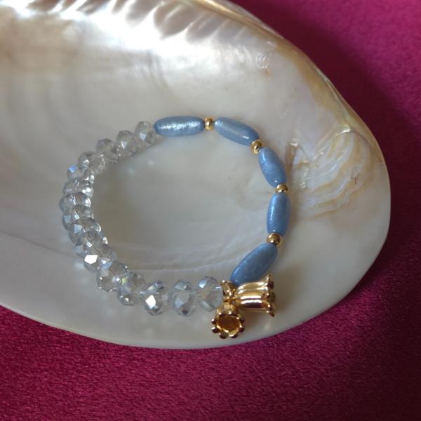 Handgemaakte armband met vergulde bloembedel