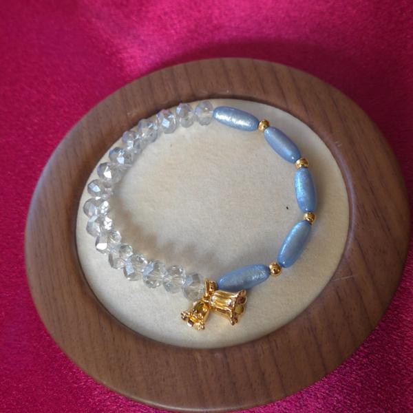 Handgemaakte armband met vergulde bloembedel