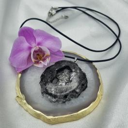 Handgemaakte ketting en epoxy hanger 'geode'