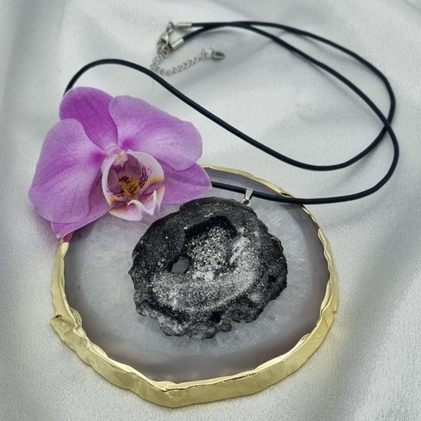 Handgemaakte ketting en epoxy hanger 'geode'