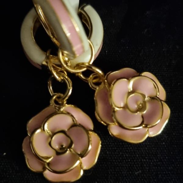 Vergulde creolen met bedel - roze