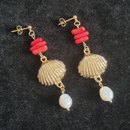 Statement oorbellen 'schelp' met bamboekoraal en zoetwaterparels