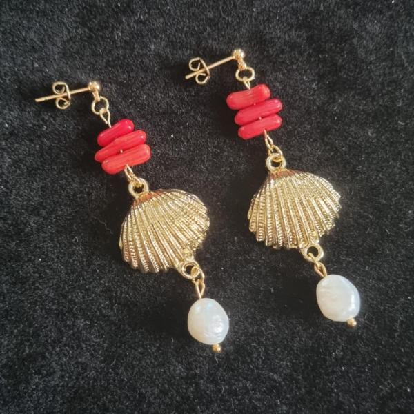 Statement oorbellen 'schelp' met bamboekoraal en zoetwaterparels