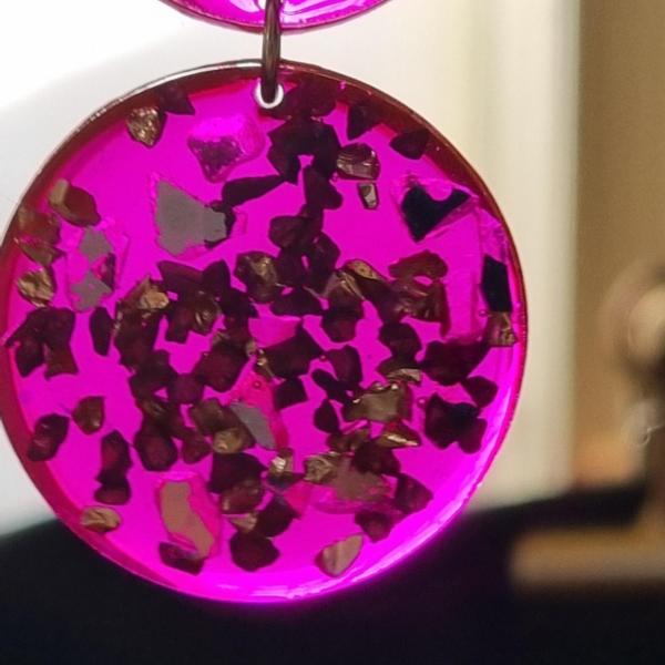 Epoxy oorbellen ‘volle maan’ ingelegd met gekleurd glas