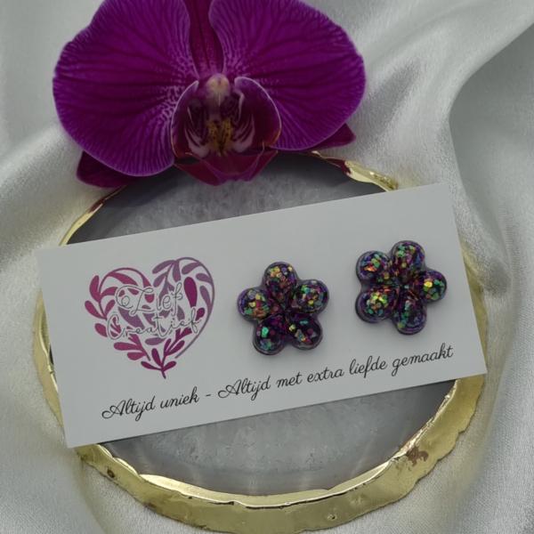 Handgemaakte epoxy oorstekers 'bloem facet' - glittermix