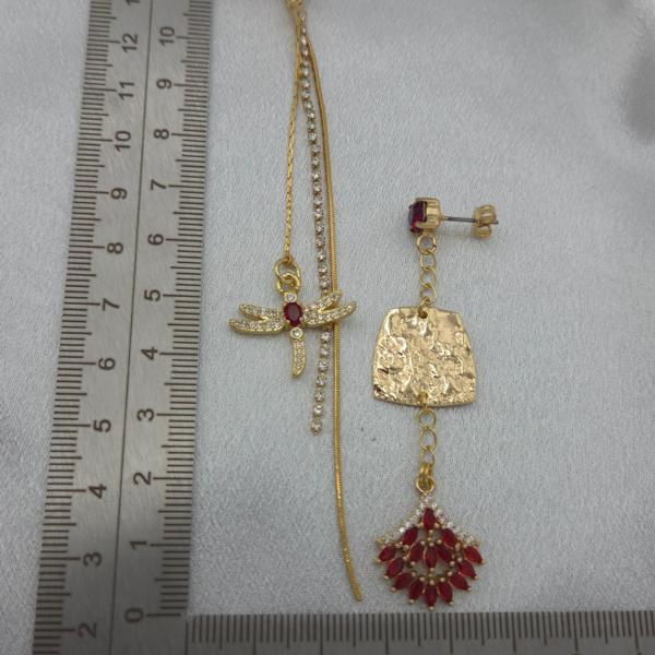 Luxe asymmetrische oorbellen goud en rood
