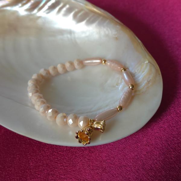 Handgemaakte armband met vergulde bloembedel