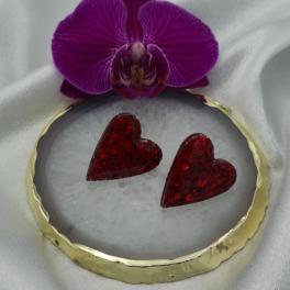 Handgemaakte epoxy oorstekers 'hart groot' - rood glitter