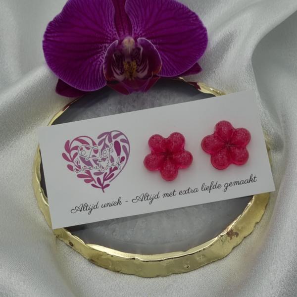 Handgemaakte epoxy oorstekers 'bloem facet' - roze