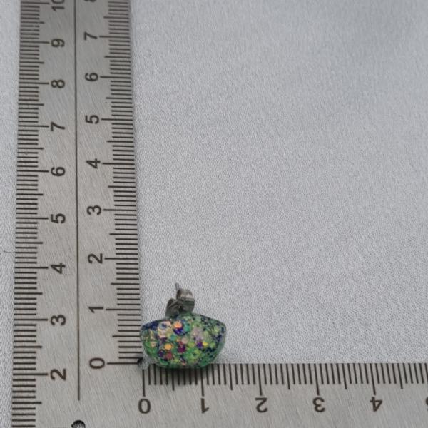 Handgemaakte epoxy oorstekers 'kiezel' - mint glitter