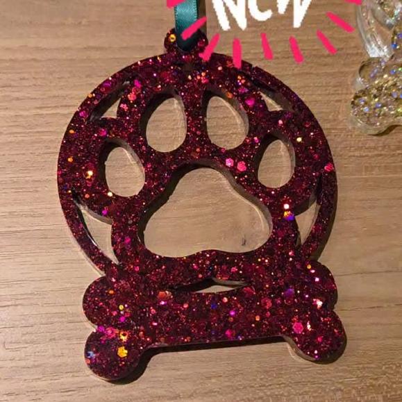 Wil jij deze mooie hanger dit jaar nog in je boom hangen? Dat kan! 

Deze kersthanger inclusief de naam van je hond op het botje kost €8,95 exclusief evt verzendkosten. Je kunt zelf kiezen uit een aantal lettertypes en je kiest zelf de kleur voor de naam.

Uiteraard ook erg leuk als cadeau voor iemand anders.

Van elke kleur 2 beschikbaar. Wil je een andere kleur glitter of iets zonder glitter? Ook dat kan. Stuur mij gerust een dm voor de mogelijkheden. 

Deze staan niet online, maar je kunt ze vanaf zaterdag wel in de boetiek bekijken. Via dm bestellen en afhalen in de boetiek kan ook.