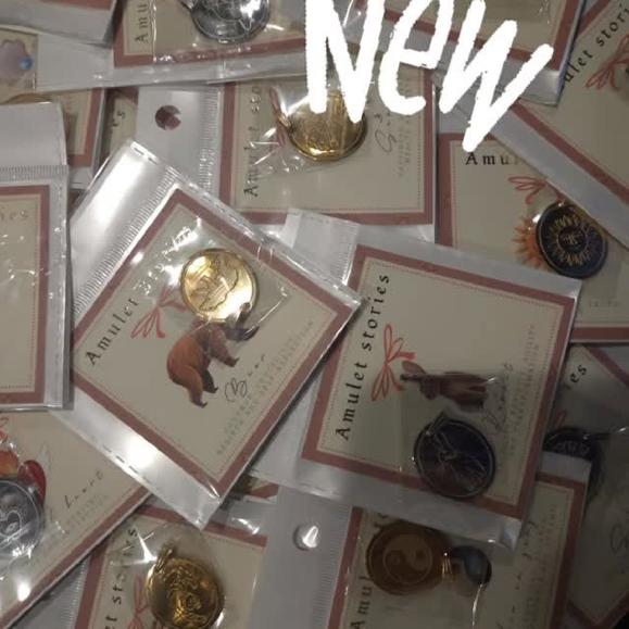 Ben je nog op zoek naar een betekenisvol cadeau? 

Kies dan voor een van deze RVS hangers. Elke hanger heeft een andere afbeelding met bijbehorende  betekenis. We hebben in totaal 10 soorten en van elk een zilverkleurige en een goudkleurige variant. Uiteraard krijg je er een organza zakje bij en pakken we ze met liefde voor je in.

Wil je er een RVS ketting bij? Die hebben we natuurlijk ook voldoende op voorraad. 

Vanaf zaterdag in de boetiek verkrijgbaar. Heb je een vraag of wil je alvast zo'n mooie hanger bestellen? Stuur dan gerust een dm. 

#liefcreatief23 #betekenisvolcadeau #rvs