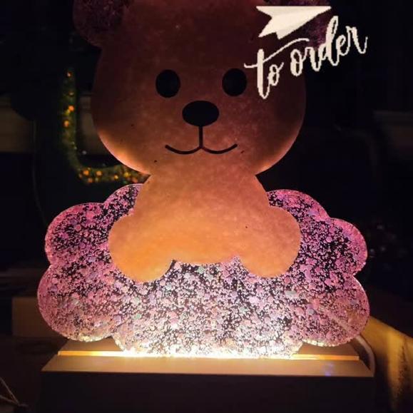 De orders beginnen zich op te stapelen. Wil jij nog iets leuks laten maken voor kerst? Bestel dan vóór 12 december! Voor bestellingen die na deze datum worden geplaatst kan ik niet garanderen dat ze voor de kerst af zijn. 

En dit leuke lampje is nieuw in het assortiment. Deze is met een beer, maar er zijn nog meer opties beschikbaar. Wat dacht je van een stoere dino een spetterende walvis of misschien een mooie wolk? Een schattige kat of konijn of iets anders? 

Je kunt ze ook personaliseren door bvb een naam toe te voegen. Dus een super leuk en origineel cadeau waar de ontvanger lang plezier van heeft. 

Stuur mij gerust een dm voor het plaatsen van een order of meer informatie.