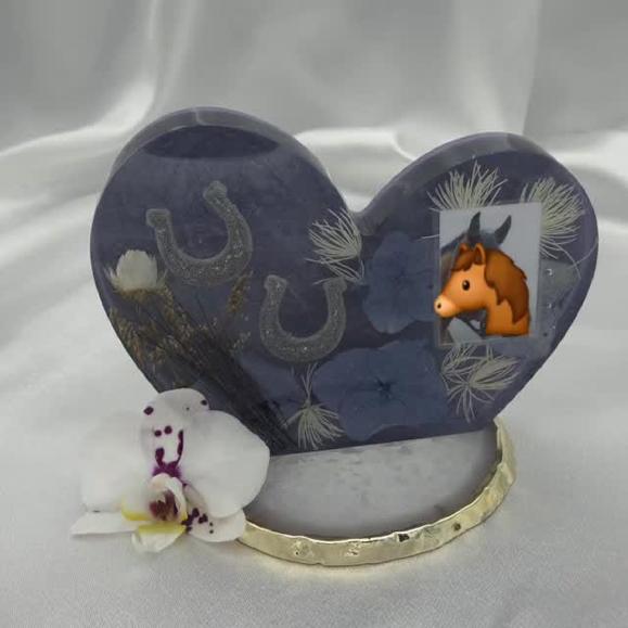 Lief Creatief is ook hét adres voor persoonlijke  cadeaus recht uit het hart. 

Ik kan haar, foto's en as verwerken in heel veel verschillende items. Ook kunnen er namen, data, erc verwerkt worden. 

Wegens privé omstandigheden is het niet gelukt om alle voorbeelden al online te zetten, dat pak ik zo spoedig mogelijk weer op. Wel kun je mij een mail of dm sturen, dan kan ik altijd de mogelijkheden met je bespreken en je voorzien van voorbeelden. 

Omdat deze custom items met alle aandacht en liefde worden gemaakt, dien je rekening te houden met een levertijd tussen de 2 á 4 weken. 

Mailadres: info@liefcreatief.nl