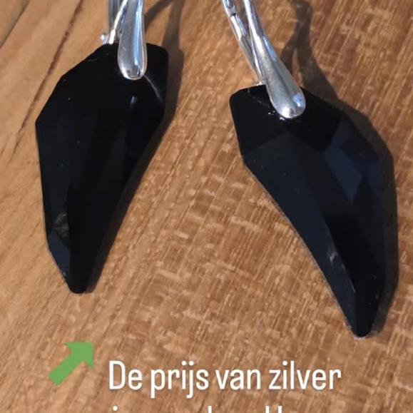 Wie geregeld zilver of goud koopt zal gemerkt hebben dat het duurder en duurder wordt...

Omdat ik altijd een goede voorraad heb, kan ik ook de sieraden gemaakt met 925 sterling zilveren onderdelen nog voordelig aanbieden. Maar.... dat is wel zolang de voorraad strekt... 

Moet er iets besteld worden bij een leverancier, houd er dan rekening mee dat dit aanzienlijk duurder zal worden. Uiteraard overleg ik dit altijd eerst met jou als klant, zodat je nooit voor een verrassing komt te staan. 

Alle sieraden gemaakt met 925 sterling zilveren onderdelen, blijven op mijn website dezelfde prijs. Simpelweg omdat ik de onderdelen nog voor 'oude' prijzen heb kunnen inkopen en jij daar nog van kunt profiteren en dat is wel zo eerlijk. Wel kun je dus na verloop van tijd prijsverschillen opmerken omdat de prijs van een product omhoog gaat als de prijs van de ingekochte materialen ook stijgt.

De gevleugelde beauties op de foto staan nog niet online. Deze 925 zilveren leverback oorbellen met vleugels in de kleur Jet Black van Primero kristal (is Oostenrijks kristal van de hoogste kwaliteit) kosten €54,95. De verzending binnen NL is gratis. Bij interesse kun je mij een dm sturen.