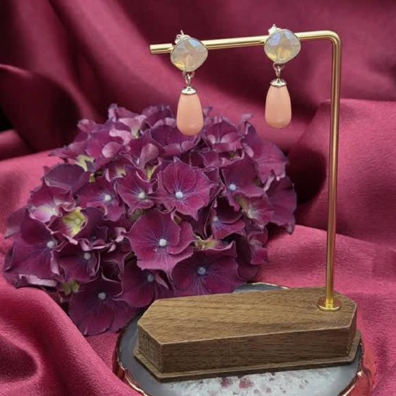 In de schijnwerpers! 

Deze prachtige oorbellen met Primero kristal. Ze schitteren je toe.  Allemaal gemaakt van 925 zilver en verguld 925 zilver, dus ook geschikt voor gevoelige oren.

Unieke sieraden waar je lang plezier van hebt. Verkrijgbaar in de webshop; liefcreatief.com en in de boetiek in Beilen.

#handgemaakt #liefcreatief23 #kristal #925zilver