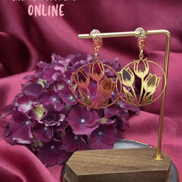 Deze unieke, handgemaakte glas in lood look oorbellen zijn nu verkrijgbaar in de webshop; liefcreatief.com en via Swanmarket online

#liefcreatief23 #altijduniek #epoxy #handgemaakt